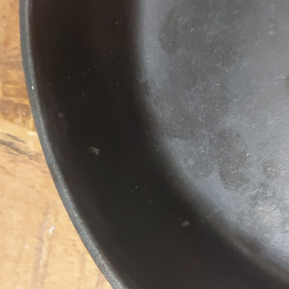 Vintage Unmarked Lodge Cast Iron Skillet, #3 - Picture 4 of 15